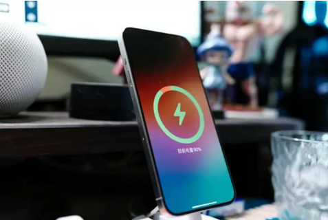 新源苹果15换屏服务分享用什么充电器给iPhone15充电更好 
